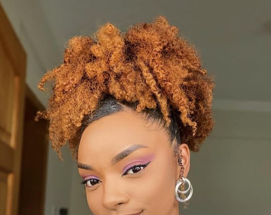 Penteado afro puff: dicas, truques e passo a passo