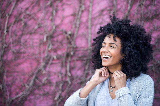 Cabelo preto azulado: dicas para quem quer apostar na cor