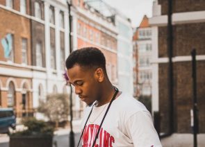 collins lesulie 731150 unsplash 295x212 - homem com corte de cabelo curto