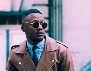 dami adebayo 208876 unsplash 295x231 - homem com corte de cabelo curto