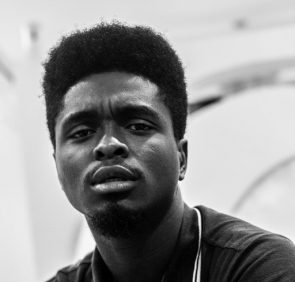 david rotimi 1103687 unsplash 295x282 - homem com corte de cabelo curto