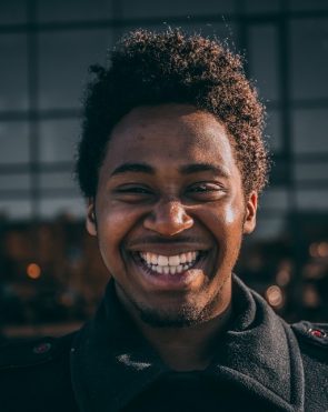 davids kokainis 639290 unsplash 295x371 - homem com corte de cabelo curto