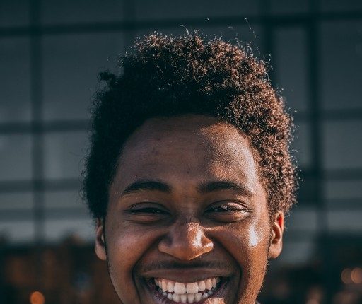 homem com corte de cabelo curto