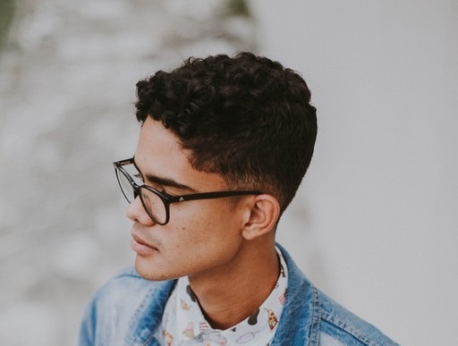 homem com corte de cabelo curto