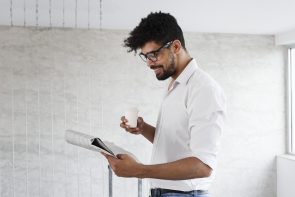 iStock 1009926714 295x197 - homem com corte de cabelo curto
