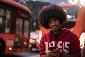 iStock 1010696942 295x197 - cabelo masculino grande