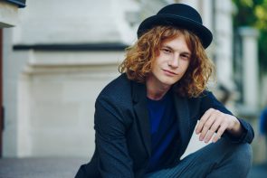 iStock 855322430 295x197 - cabelo masculino grande