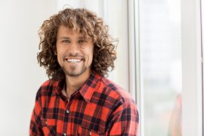 iStock 890208266 295x197 - cabelo masculino grande
