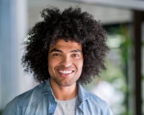 iStock 910714746 295x235 - cabelo masculino grande