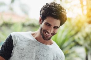 iStock 957754448 295x193 - homem com corte de cabelo curto