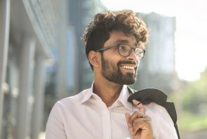 iStock 975654020 295x198 - homem com corte de cabelo curto