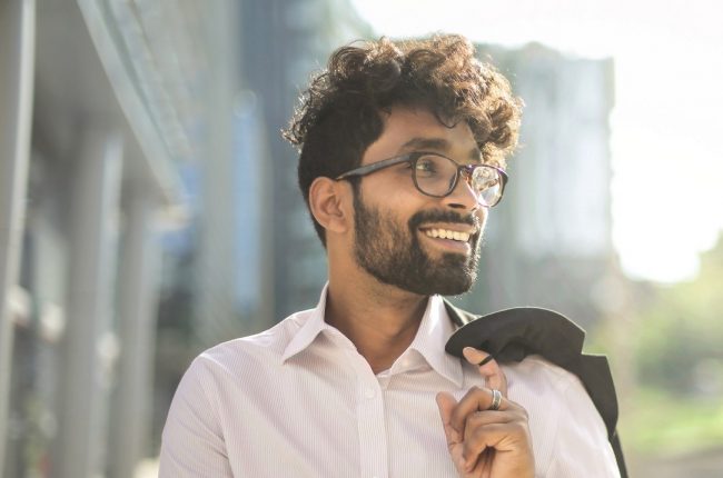 homem com corte de cabelo curto