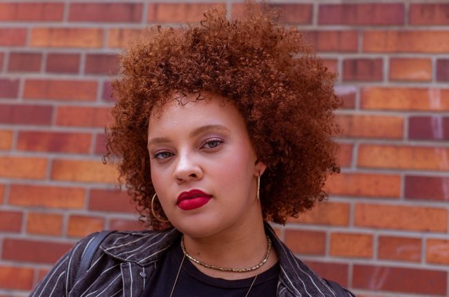 jovem com cabelo cacheado e curto