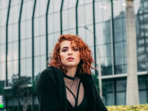 christian ferrer 800411 unsplash 295x222 - jovem com cabelo ondulado e curto