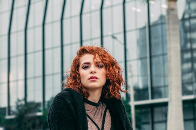 jovem com cabelo ondulado e curto
