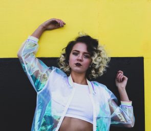 danny g 478397 unsplash 295x257 - jovem com cabelo cacheado e curto