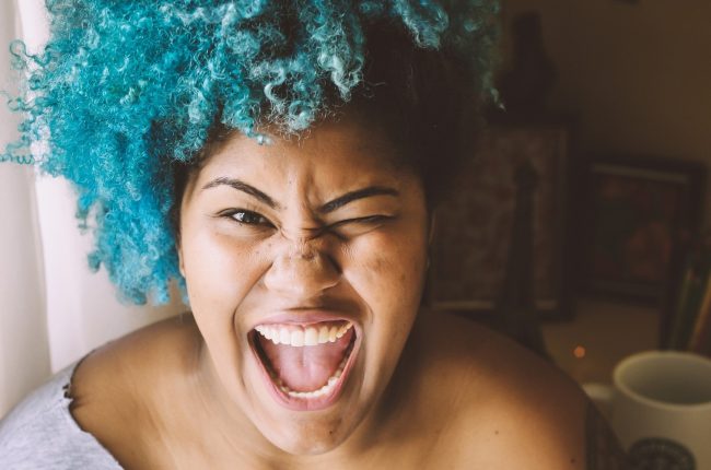 jovem com cabelo cacheado e curto