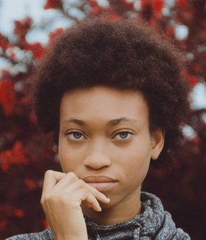 prince akachi 740236 unsplash 295x344 - jovem com cabelo crespo e curto
