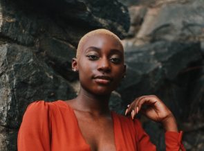 ron mcclenny 1113841 unsplash 295x218 - jovem com cabelo crespo e curto