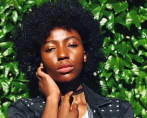samantha qeja 531181 unsplash 295x237 - jovem com cabelo crespo e curto