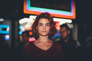 sergio souza 1086528 unsplash 295x197 - jovem com cabelo cacheado e curto