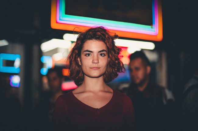 jovem com cabelo cacheado e curto