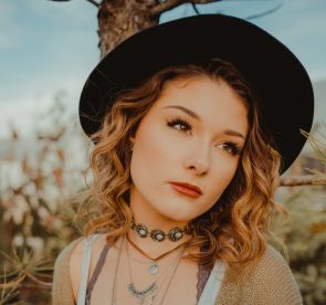 tanja heffner 457655 unsplash 295x276 - jovem com cabelo cacheado e curto