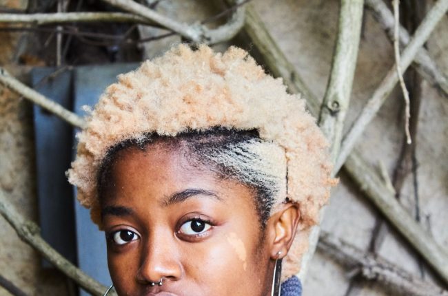 Jovem com penteado para cabelo curto