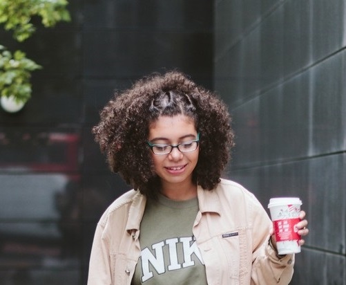 Jovem com penteado para cabelo curto