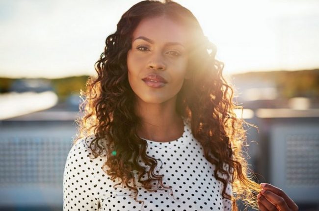 Jovem com corte de cabelo feminino
