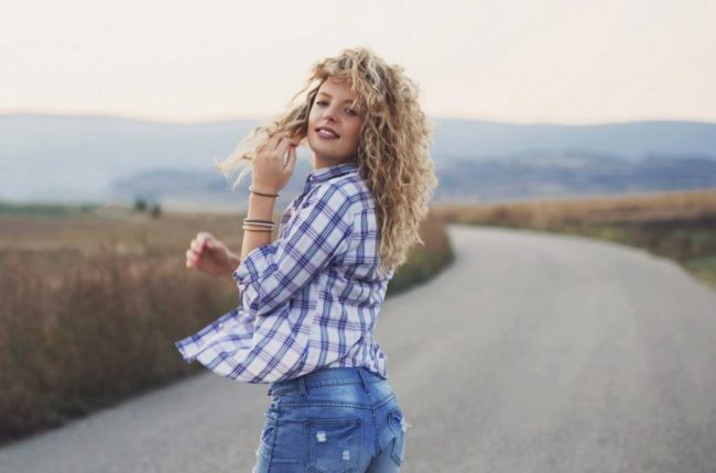 Jovem com corte de cabelo feminino