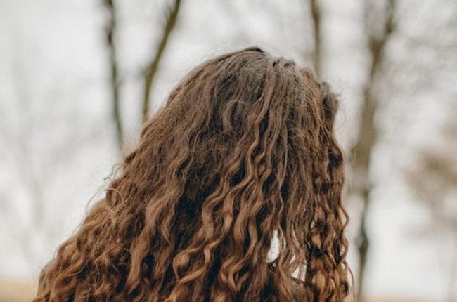 Jovem com corte de cabelo feminino