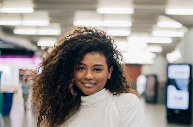 Jovem com corte de cabelo feminino