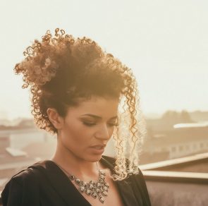 iStock 1003371622 295x292 - Jovem com penteado para cabelo curto