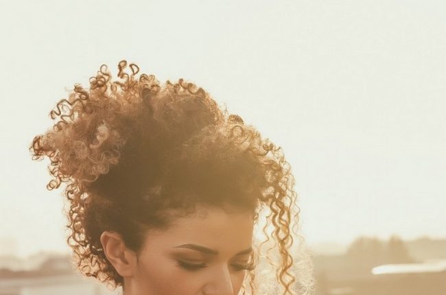 Jovem com penteado para cabelo curto
