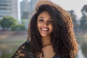 iStock 1035856832 295x197 - Jovem com corte de cabelo feminino