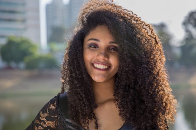 Jovem com corte de cabelo feminino