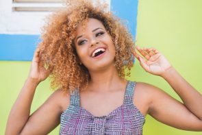 iStock 1057741828 295x197 - Jovem com corte de cabelo feminino