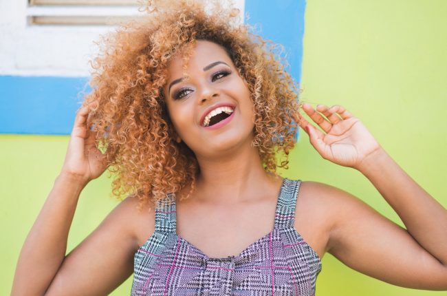 Jovem com corte de cabelo feminino