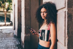 iStock 1057985184 295x197 - Jovem com corte de cabelo feminino