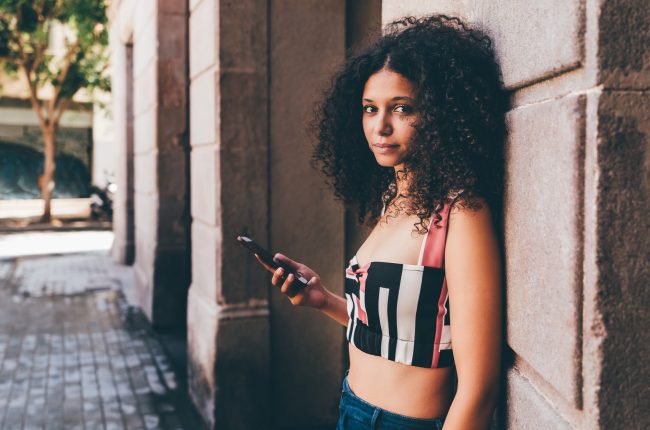 Jovem com corte de cabelo feminino