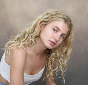 iStock 1059501428 295x285 - Jovem com corte de cabelo feminino