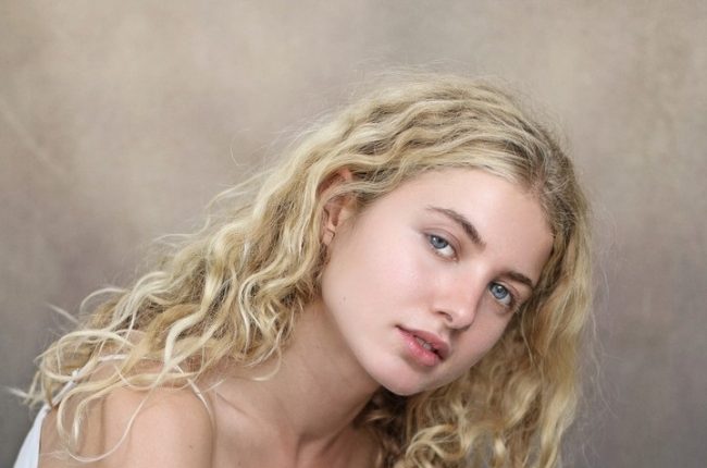 Jovem com corte de cabelo feminino