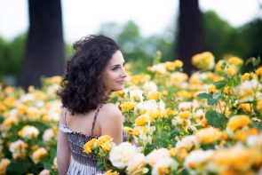 iStock 1064356872 295x197 - Jovem com corte de cabelo feminino