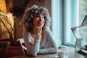 iStock 1067455104 295x197 - Jovem com corte de cabelo feminino
