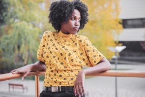 iStock 1069781776 295x197 - Jovem com corte de cabelo feminino