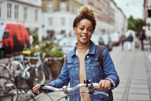 iStock 1069962200 295x197 - Jovem com penteado para cabelo curto
