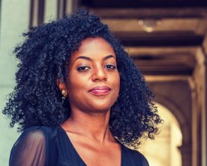 iStock 1071213234 295x236 - Jovem com corte de cabelo feminino