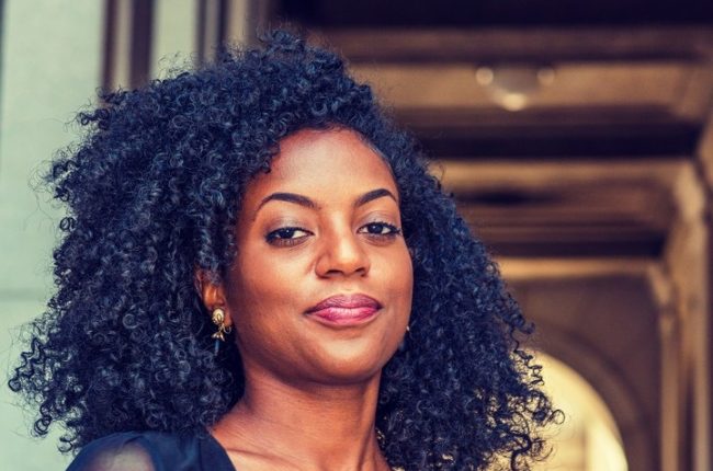 Jovem com corte de cabelo feminino