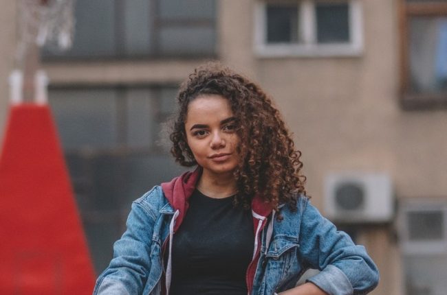 Jovem com corte de cabelo feminino